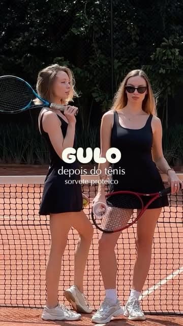 Duas amigas com Gulo depois do tênis